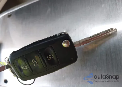 2013 Volkswagen Beetle 2.5L z USA, uszkodzony, nr VIN 3VWJX7AT0DM677373